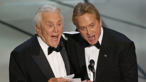 Huyền thoại điện ảnh Mỹ Kirk Douglas qua đời ở tuổi 103 - Ảnh 2. Huyền thoại điện ảnh Mỹ Kirk Douglas qua đời ở tuổi 103 - Ảnh 2.