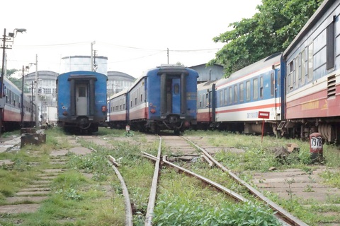 Cảnh khử trùng nguyên một đoàn tàu lửa trước khi chở khách ở ga Sài Gòn - Ảnh 7. Cảnh khử trùng nguyên một đoàn tàu lửa trước khi chở khách ở ga Sài Gòn - Ảnh 7.