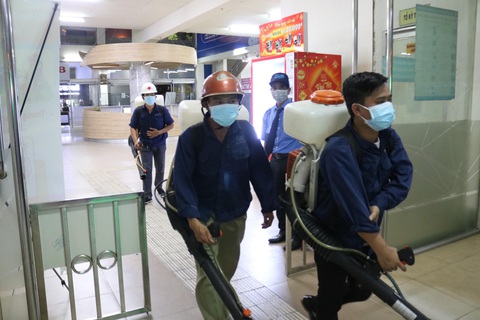 Bến xe Miền Đông phun thuốc khử trùng phòng dịch corona - Ảnh 2. Bến xe Miền Đông phun thuốc khử trùng phòng dịch corona - Ảnh 2.