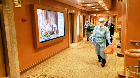 Khách trên du thuyền Diamond Princess: Như bị nhốt trong nhà tù nổi - Ảnh 7. Khách trên du thuyền Diamond Princess: Như bị nhốt trong nhà tù nổi - Ảnh 7.