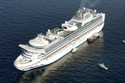 Khách trên du thuyền Diamond Princess: Như bị nhốt trong nhà tù nổi - Ảnh 5. Khách trên du thuyền Diamond Princess: Như bị nhốt trong nhà tù nổi - Ảnh 5.