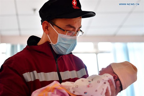 Rơi nước mắt với những hi sinh thầm lặng của y bác sĩ tại Vũ Hán - Ảnh 2. Rơi nước mắt với những hi sinh thầm lặng của y bác sĩ tại Vũ Hán - Ảnh 2.