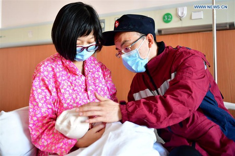 Rơi nước mắt với những hi sinh thầm lặng của y bác sĩ tại Vũ Hán - Ảnh 1. Rơi nước mắt với những hi sinh thầm lặng của y bác sĩ tại Vũ Hán - Ảnh 1.