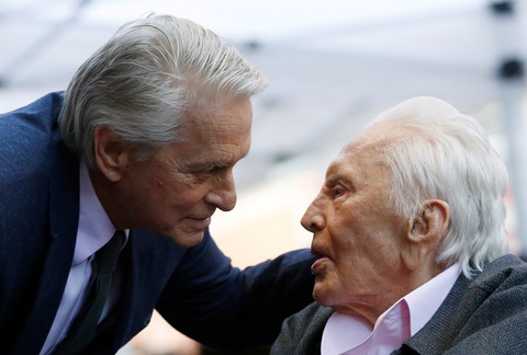 Huyền thoại điện ảnh Mỹ Kirk Douglas qua đời ở tuổi 103 - Ảnh 1. Huyền thoại điện ảnh Mỹ Kirk Douglas qua đời ở tuổi 103 - Ảnh 1.