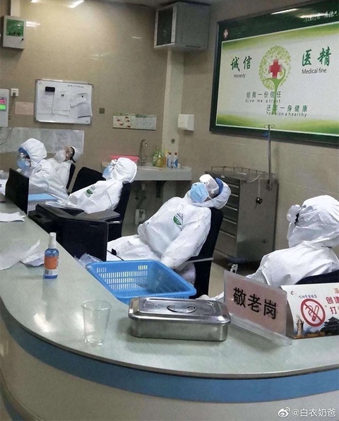 Rơi nước mắt với những hi sinh thầm lặng của y bác sĩ tại Vũ Hán - Ảnh 10. Rơi nước mắt với những hi sinh thầm lặng của y bác sĩ tại Vũ Hán - Ảnh 10.