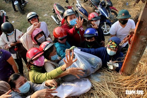 Người Sài Gòn xếp hàng ‘giải cứu’ dưa hấu, có người mua cả tấn làm từ thiện - Ảnh 4. Người Sài Gòn xếp hàng ‘giải cứu’ dưa hấu, có người mua cả tấn làm từ thiện - Ảnh 4.