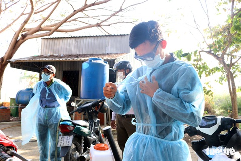 Theo chân những người phun thuốc khử khuẩn chống virus corona - Ảnh 3. Theo chân những người phun thuốc khử khuẩn chống virus corona - Ảnh 3.