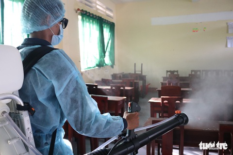 Theo chân những người phun thuốc khử khuẩn chống virus corona - Ảnh 2. Theo chân những người phun thuốc khử khuẩn chống virus corona - Ảnh 2.