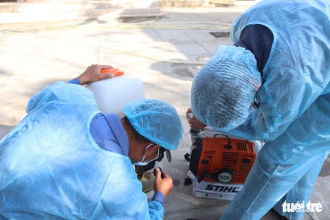 Theo chân những người phun thuốc khử khuẩn chống virus corona - Ảnh 6. Theo chân những người phun thuốc khử khuẩn chống virus corona - Ảnh 6.