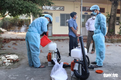 Theo chân những người phun thuốc khử khuẩn chống virus corona - Ảnh 7. Theo chân những người phun thuốc khử khuẩn chống virus corona - Ảnh 7.