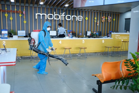 Mobifone khu vực 3 phát khẩu trang, khử trùng cửa hàng giao dịch phòng virus corona - Ảnh 1. Mobifone khu vực 3 phát khẩu trang, khử trùng cửa hàng giao dịch phòng virus corona - Ảnh 1.