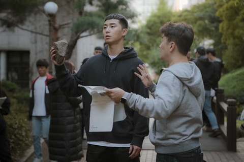 Park Seo Joon tái xuất màn ảnh với vai cựu tù nhân trong Itaewon Class - Ảnh 11. Park Seo Joon tái xuất màn ảnh với vai cựu tù nhân trong Itaewon Class - Ảnh 11.