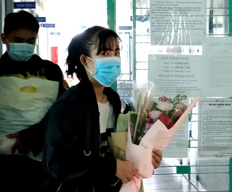 Nữ lễ tân từng nhiễm virus corona: Sức khỏe tôi tốt nhưng buồn vì bị xa lánh - Ảnh 1. Nữ lễ tân từng nhiễm virus corona: Sức khỏe tôi tốt nhưng buồn vì bị xa lánh - Ảnh 1.
