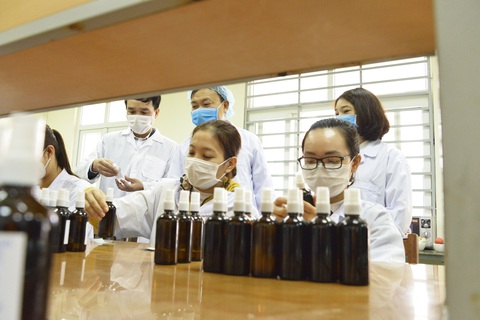 Trường đại học Hàng hải điều chế 20.000 chai nước rửa tay cho cán bộ, sinh viên - Ảnh 1. Trường đại học Hàng hải điều chế 20.000 chai nước rửa tay cho cán bộ, sinh viên - Ảnh 1.