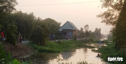 Công an lội kênh tìm vật chứng vụ Tuấn khỉ xả súng ở Củ Chi - Ảnh 2. Công an lội kênh tìm vật chứng vụ Tuấn khỉ xả súng ở Củ Chi - Ảnh 2.