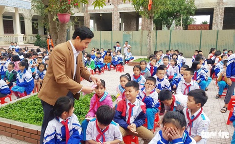Vụ học sinh đeo khẩu trang giấy: Sở sẽ chuyển khẩu trang đến nhà trường - Ảnh 1. Vụ học sinh đeo khẩu trang giấy: Sở sẽ chuyển khẩu trang đến nhà trường - Ảnh 1.