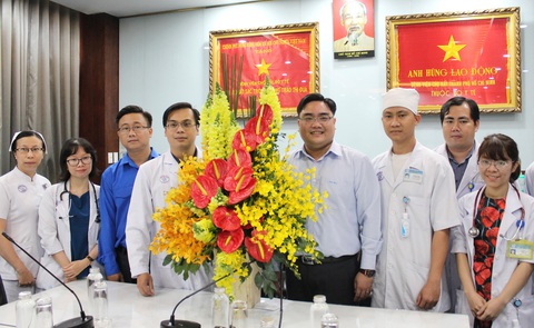 Thành đoàn TP.HCM khen tặng bác sĩ điều trị bệnh nhân nhiễm virus corona - Ảnh 1. Thành đoàn TP.HCM khen tặng bác sĩ điều trị bệnh nhân nhiễm virus corona - Ảnh 1.