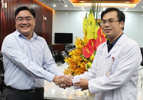 Thành đoàn TP.HCM khen tặng bác sĩ điều trị bệnh nhân nhiễm virus corona - Ảnh 2. Thành đoàn TP.HCM khen tặng bác sĩ điều trị bệnh nhân nhiễm virus corona - Ảnh 2.