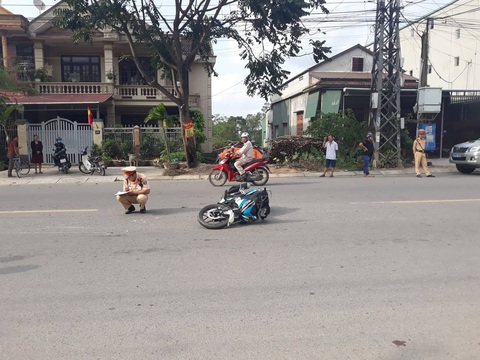 Bị ra hiệu dừng xe, hai thanh niên tông gãy chân CSGT - Ảnh 1. Bị ra hiệu dừng xe, hai thanh niên tông gãy chân CSGT - Ảnh 1.