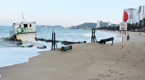 Di dời sà lan gây nguy hiểm cho bãi biển Nha Trang - Ảnh 1. Di dời sà lan gây nguy hiểm cho bãi biển Nha Trang - Ảnh 1.