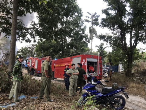 Cháy bãi phế liệu rộng hàng ngàn mét vuông, cột khói bốc cao cả trăm mét - Ảnh 3. Cháy bãi phế liệu rộng hàng ngàn mét vuông, cột khói bốc cao cả trăm mét - Ảnh 3.