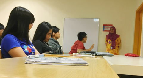 Trường đưa 100 sinh viên đi Malaysia học, phụ huynh lên ruột vì... sợ corona - Ảnh 1. Trường đưa 100 sinh viên đi Malaysia học, phụ huynh lên ruột vì... sợ corona - Ảnh 1.