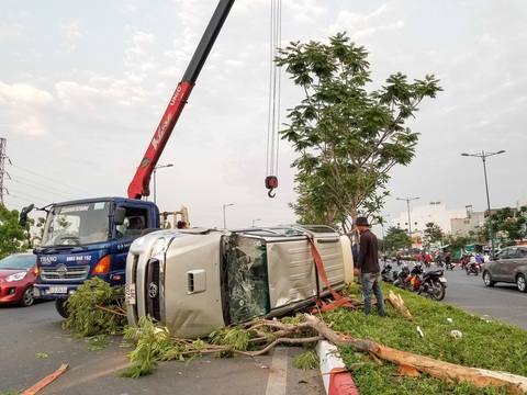 Ôtô chạy tốc độ cao lật ngửa trên dải phân cách, 5 người phải cấp cứu - Ảnh 3. Ôtô chạy tốc độ cao lật ngửa trên dải phân cách, 5 người phải cấp cứu - Ảnh 3.