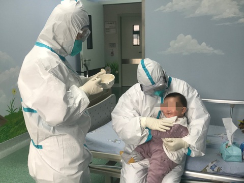 Gia đình nhiễm virus corona, các y tá thay nhau làm mẹ em bé - Ảnh 1. Gia đình nhiễm virus corona, các y tá thay nhau làm mẹ em bé - Ảnh 1.