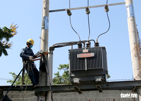 Gấp rút thi công, đảm bảo đủ điện cho bệnh viện dã chiến ở TP.HCM - Ảnh 2. Gấp rút thi công, đảm bảo đủ điện cho bệnh viện dã chiến ở TP.HCM - Ảnh 2.