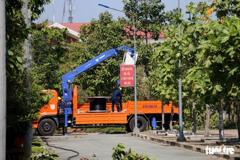 Gấp rút thi công, đảm bảo đủ điện cho bệnh viện dã chiến ở TP.HCM - Ảnh 3. Gấp rút thi công, đảm bảo đủ điện cho bệnh viện dã chiến ở TP.HCM - Ảnh 3.