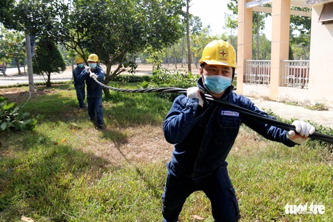Gấp rút thi công, đảm bảo đủ điện cho bệnh viện dã chiến ở TP.HCM - Ảnh 4. Gấp rút thi công, đảm bảo đủ điện cho bệnh viện dã chiến ở TP.HCM - Ảnh 4.