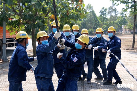 Gấp rút thi công, đảm bảo đủ điện cho bệnh viện dã chiến ở TP.HCM - Ảnh 1. Gấp rút thi công, đảm bảo đủ điện cho bệnh viện dã chiến ở TP.HCM - Ảnh 1.