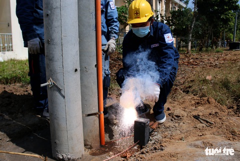 Gấp rút thi công, đảm bảo đủ điện cho bệnh viện dã chiến ở TP.HCM - Ảnh 5. Gấp rút thi công, đảm bảo đủ điện cho bệnh viện dã chiến ở TP.HCM - Ảnh 5.