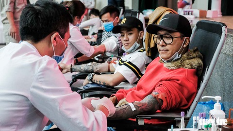 Hàng ngàn người hiến máu trong những ngày dịch corona phức tạp - Ảnh 1. Hàng ngàn người hiến máu trong những ngày dịch corona phức tạp - Ảnh 1.
