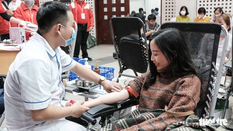 Hàng ngàn người hiến máu trong những ngày dịch corona phức tạp - Ảnh 4. Hàng ngàn người hiến máu trong những ngày dịch corona phức tạp - Ảnh 4.
