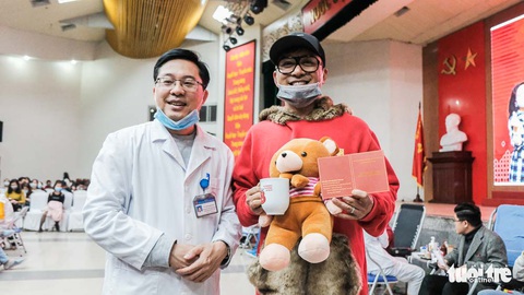 Hàng ngàn người hiến máu trong những ngày dịch corona phức tạp - Ảnh 3. Hàng ngàn người hiến máu trong những ngày dịch corona phức tạp - Ảnh 3.