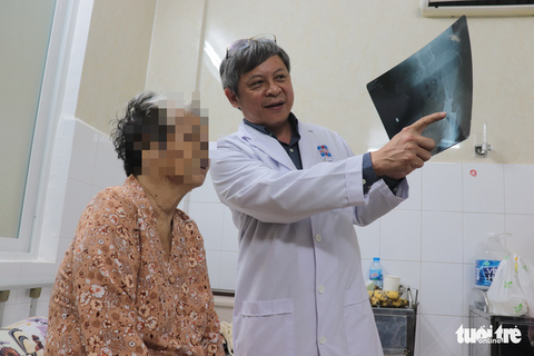 Cụ bà 75 tuổi đi lại được chỉ sau 1 tuần mổ thay khớp bằng kỹ thuật mới - Ảnh 1. Cụ bà 75 tuổi đi lại được chỉ sau 1 tuần mổ thay khớp bằng kỹ thuật mới - Ảnh 1.