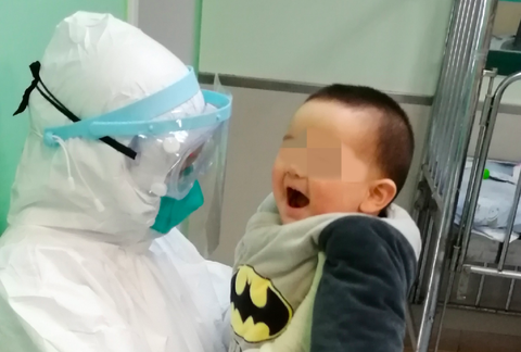 Gia đình nhiễm virus corona, các y tá thay nhau làm mẹ em bé - Ảnh 2. Gia đình nhiễm virus corona, các y tá thay nhau làm mẹ em bé - Ảnh 2.