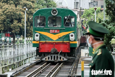 Những người lái tàu dũng cảm trong đỉnh dịch corona - Ảnh 1. Những người lái tàu dũng cảm trong đỉnh dịch corona - Ảnh 1.