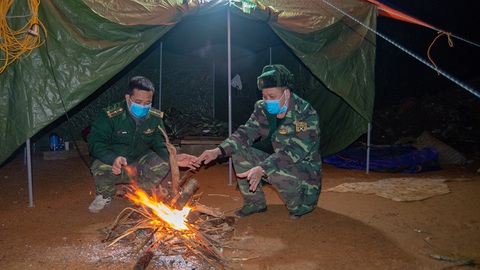 Trắng đêm phòng dịch trong rừng biên giới - Ảnh 2. Trắng đêm phòng dịch trong rừng biên giới - Ảnh 2.