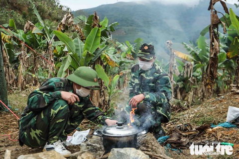 Mưa gió rét buốt, bộ đội căng lều dã chiến trực chiến corona - Ảnh 7. Mưa gió rét buốt, bộ đội căng lều dã chiến trực chiến corona - Ảnh 7.