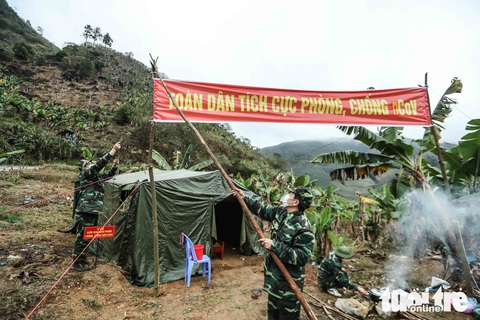 Mưa gió rét buốt, bộ đội căng lều dã chiến trực chiến corona - Ảnh 2. Mưa gió rét buốt, bộ đội căng lều dã chiến trực chiến corona - Ảnh 2.