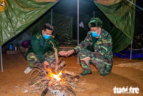 Mưa gió rét buốt, bộ đội căng lều dã chiến trực chiến corona - Ảnh 9. Mưa gió rét buốt, bộ đội căng lều dã chiến trực chiến corona - Ảnh 9.