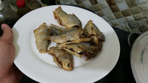 Cá diếc chiên giòn chấm mắm ớt, món bình dân biến thành hàng hiệu - Ảnh 3. Cá diếc chiên giòn chấm mắm ớt, món bình dân biến thành hàng hiệu - Ảnh 3.