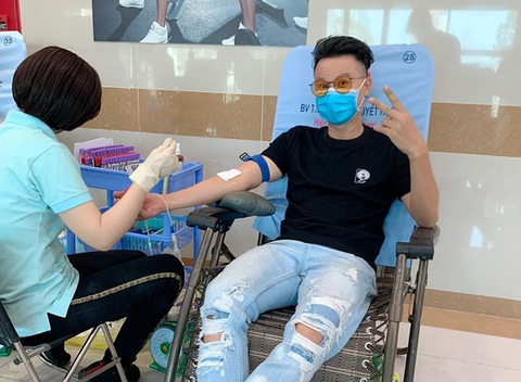 Hoàng Bách, Tuấn Hưng hiến máu, Phi Nhung phát khẩu trang phòng virus corona - Ảnh 2. Hoàng Bách, Tuấn Hưng hiến máu, Phi Nhung phát khẩu trang phòng virus corona - Ảnh 2.