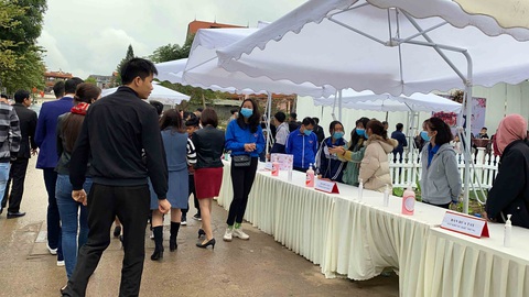 Đám cưới ấn tượng của trung vệ Duy Mạnh ngay trên sân bóng tuổi thơ - Ảnh 7. Đám cưới ấn tượng của trung vệ Duy Mạnh ngay trên sân bóng tuổi thơ - Ảnh 7.