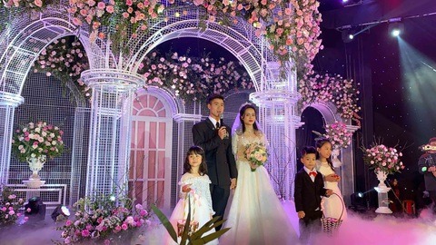 Đám cưới ấn tượng của trung vệ Duy Mạnh ngay trên sân bóng tuổi thơ - Ảnh 2. Đám cưới ấn tượng của trung vệ Duy Mạnh ngay trên sân bóng tuổi thơ - Ảnh 2.
