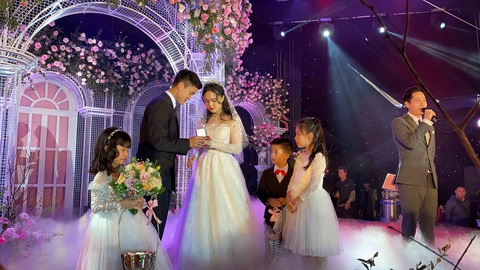 Đám cưới ấn tượng của trung vệ Duy Mạnh ngay trên sân bóng tuổi thơ - Ảnh 11. Đám cưới ấn tượng của trung vệ Duy Mạnh ngay trên sân bóng tuổi thơ - Ảnh 11.