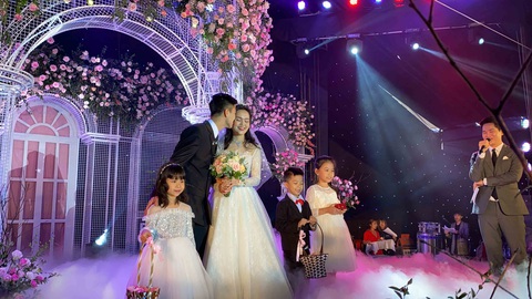 Đám cưới ấn tượng của trung vệ Duy Mạnh ngay trên sân bóng tuổi thơ - Ảnh 12. Đám cưới ấn tượng của trung vệ Duy Mạnh ngay trên sân bóng tuổi thơ - Ảnh 12.