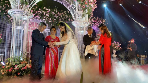 Đám cưới ấn tượng của trung vệ Duy Mạnh ngay trên sân bóng tuổi thơ - Ảnh 15. Đám cưới ấn tượng của trung vệ Duy Mạnh ngay trên sân bóng tuổi thơ - Ảnh 15.